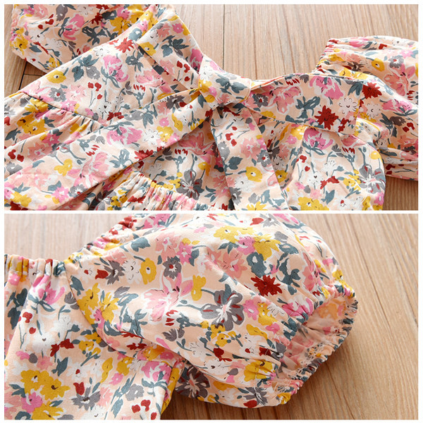 Dječja haljina s kratkim rukavima i cvjetnim motivima