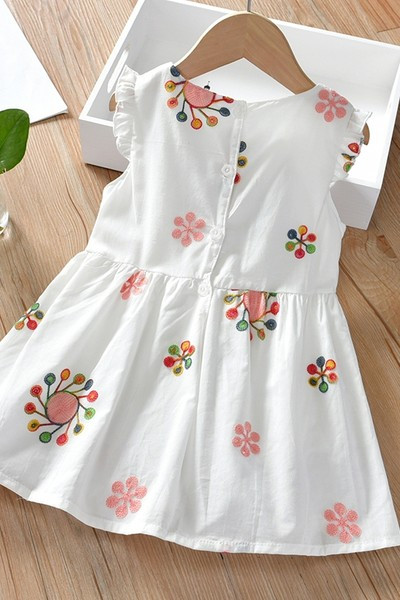 Nyári gyerekruha rátéttel és ovális nyakkivágással