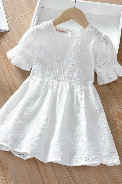 Novi model dječje bijele haljine s kratkim rukavima i okruglim izrezom