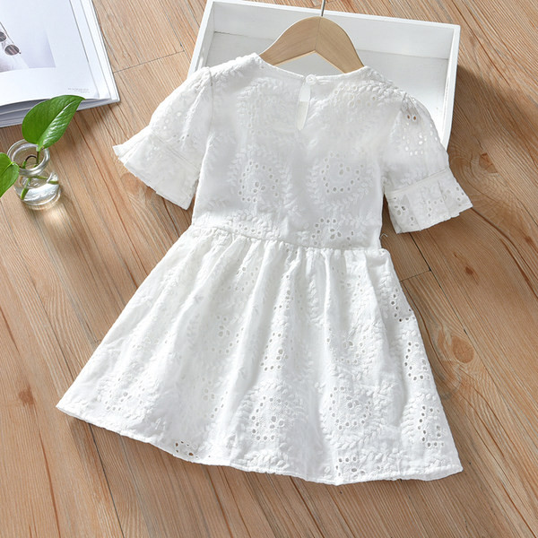 Novi model dječje bijele haljine s kratkim rukavima i okruglim izrezom