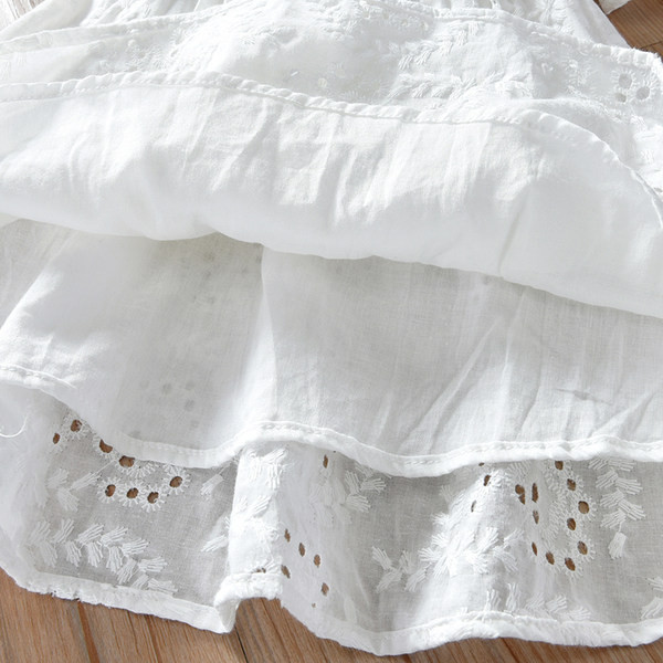 Novi model dječje bijele haljine s kratkim rukavima i okruglim izrezom