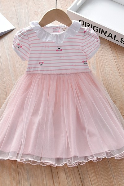 Dječja moderna haljina s aplikacijom kratkih rukava i kovrčama