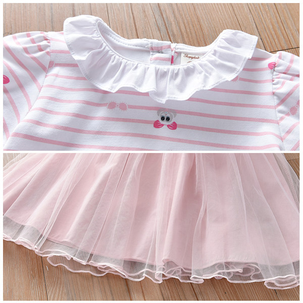 Dječja moderna haljina s aplikacijom kratkih rukava i kovrčama