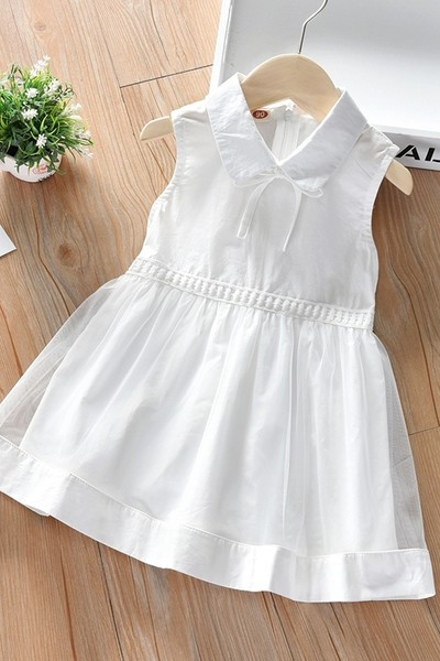 Klassikalise krae ja valge paelaga lastekleit
