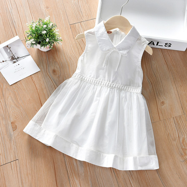 Klassikalise krae ja valge paelaga lastekleit