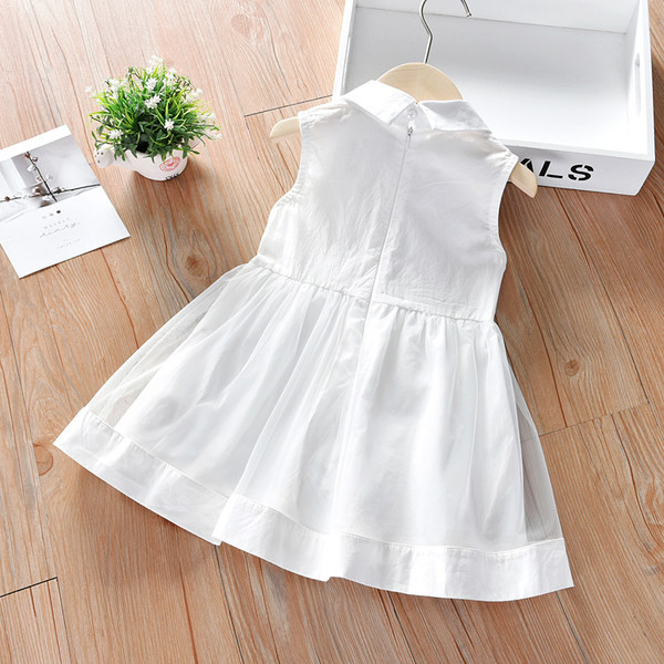 Klassikalise krae ja valge paelaga lastekleit