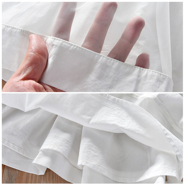 Klassikalise krae ja valge paelaga lastekleit