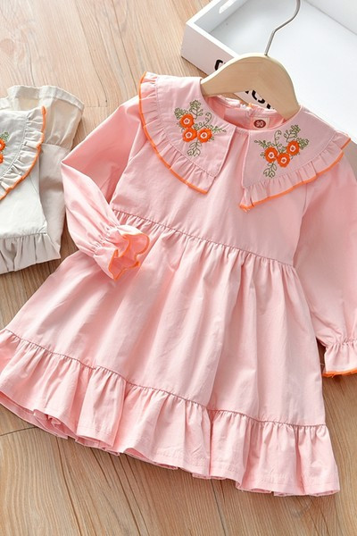 Tavaszi ruha hosszú ujjal és hímzéssel