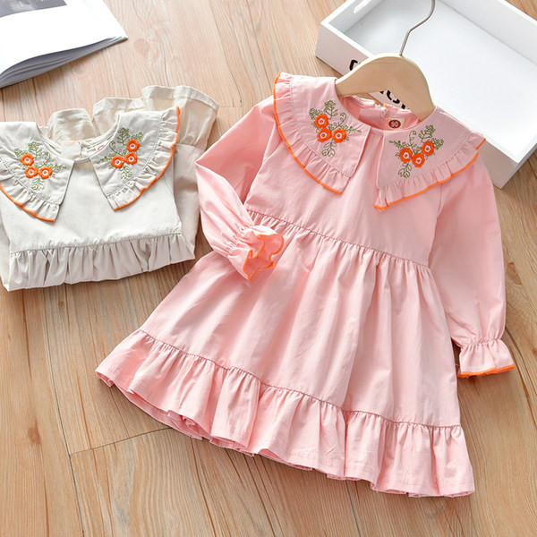 Tavaszi ruha hosszú ujjal és hímzéssel