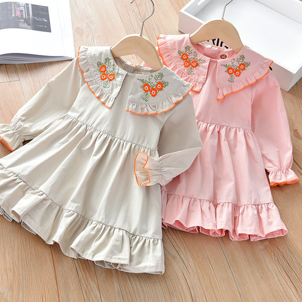 Tavaszi ruha hosszú ujjal és hímzéssel