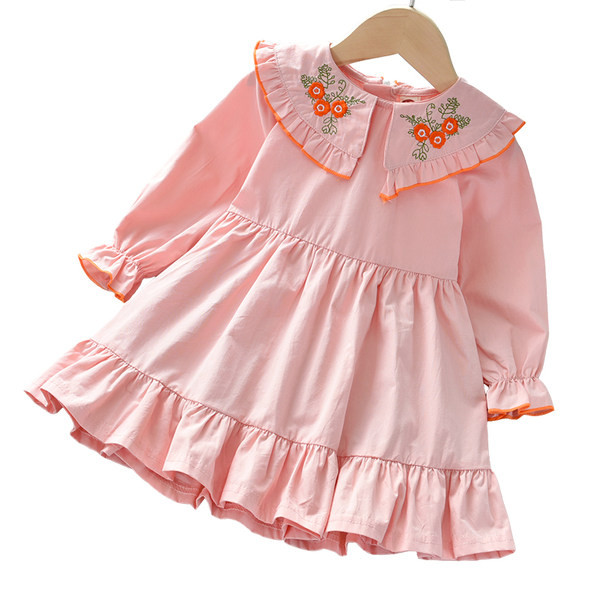 Tavaszi ruha hosszú ujjal és hímzéssel