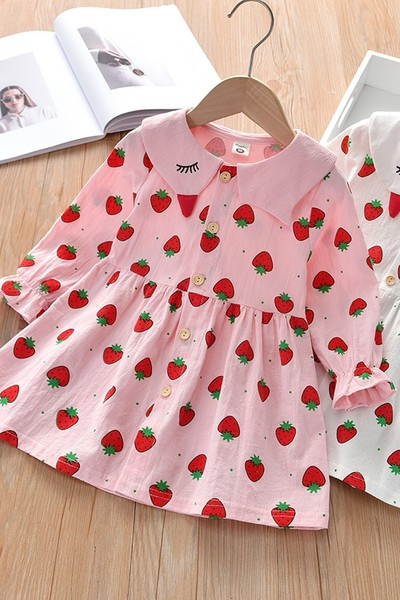 Модерна разкроена рокля с копчета 