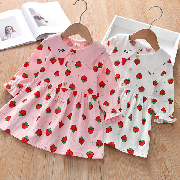 Модерна разкроена рокля с копчета 