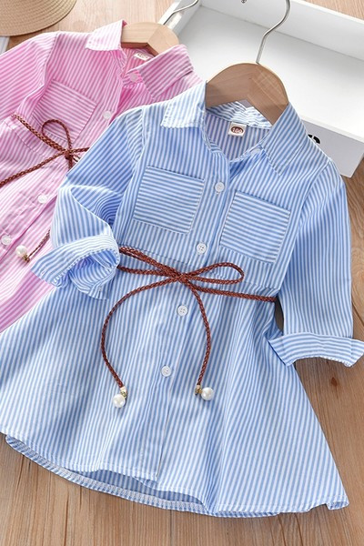 Triibuline lastekleit tasku ja vööga