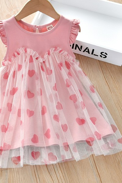 Novi model dječje haljine s ružičastim kovrčama