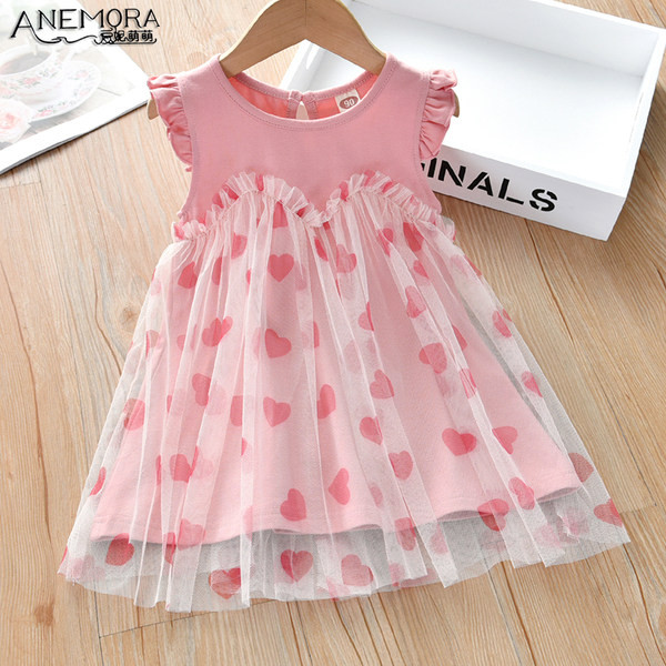 Novi model dječje haljine s ružičastim kovrčama