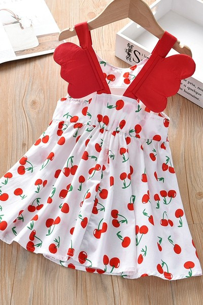 Nyári gyerekruha pántokkal és mintával