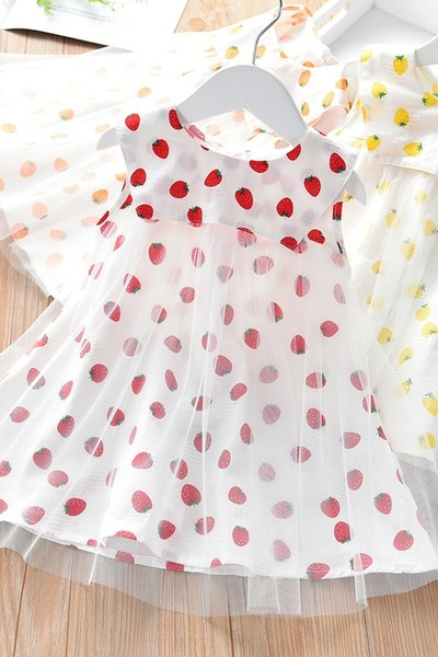 Maasikaaplikatsiooni ja ovaalse kaelusega lastekleit