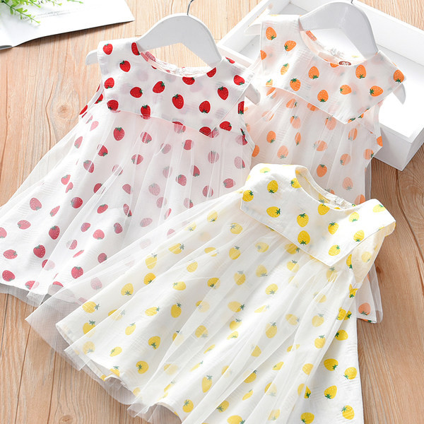 Maasikaaplikatsiooni ja ovaalse kaelusega lastekleit