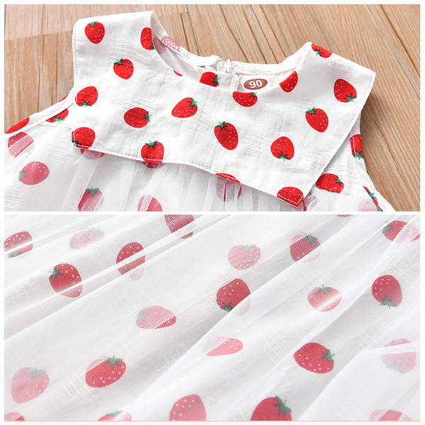 Maasikaaplikatsiooni ja ovaalse kaelusega lastekleit