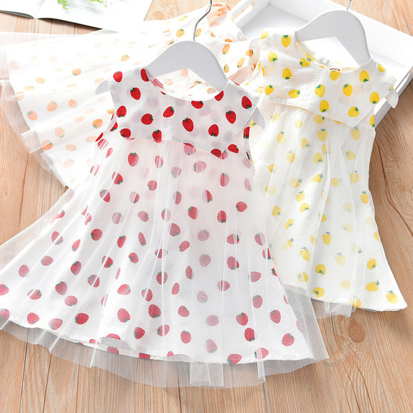 Maasikaaplikatsiooni ja ovaalse kaelusega lastekleit