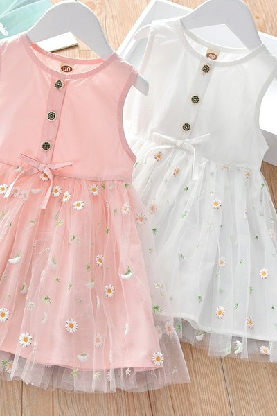 Modern gyerekruha hímzéssel és gombokkal