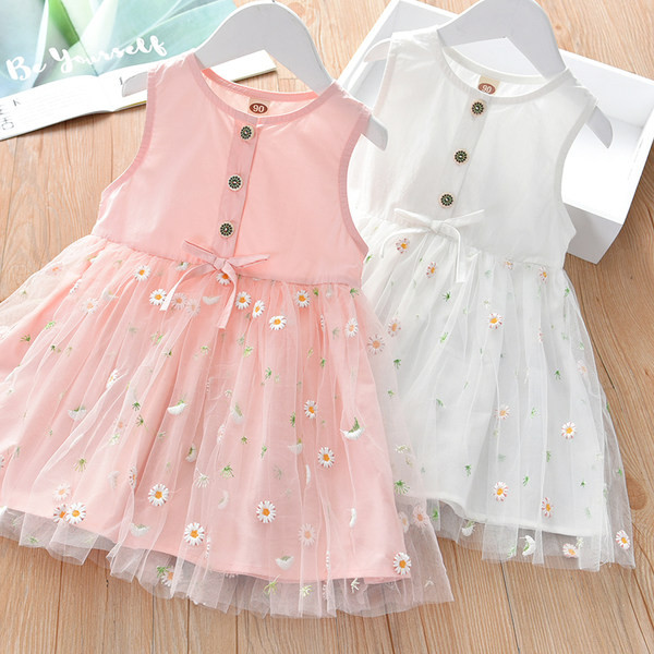 Modern gyerekruha hímzéssel és gombokkal