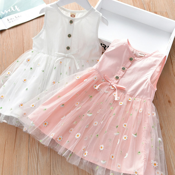 Modern gyerekruha hímzéssel és gombokkal