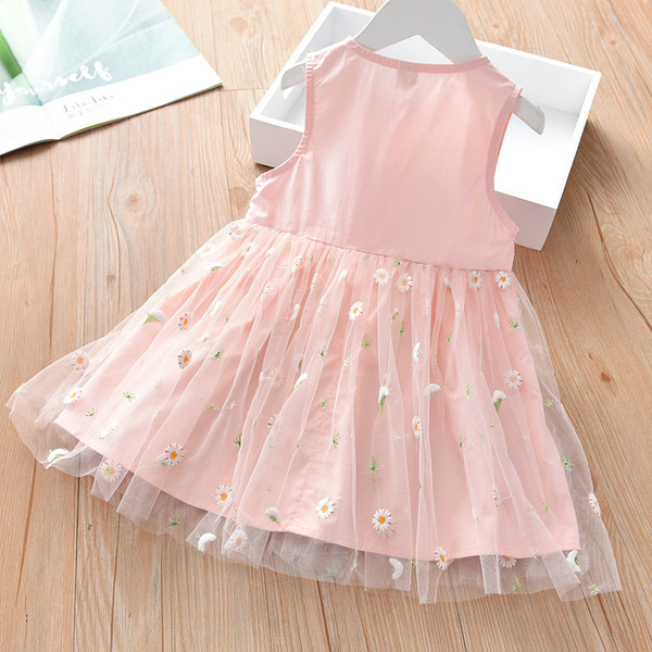 Modern gyerekruha hímzéssel és gombokkal