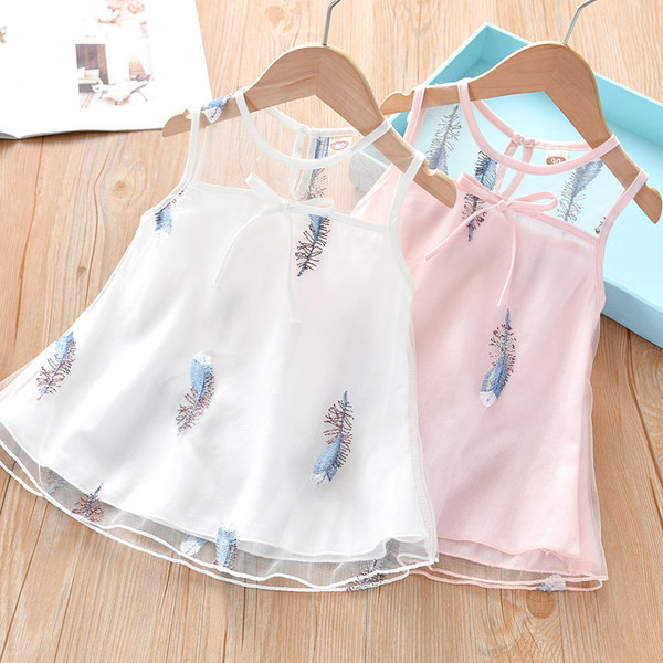 Gyermek szabású ruha hímzéssel és tüllel