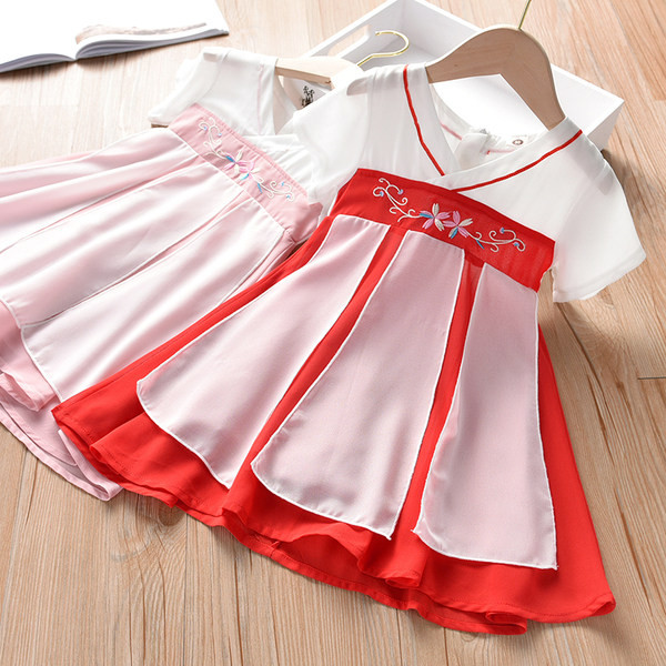 Vaikiška suknelė su V formos iškirpte ir siuvinėjimu