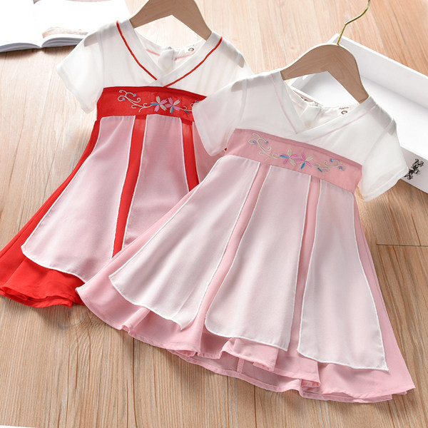 Vaikiška suknelė su V formos iškirpte ir siuvinėjimu