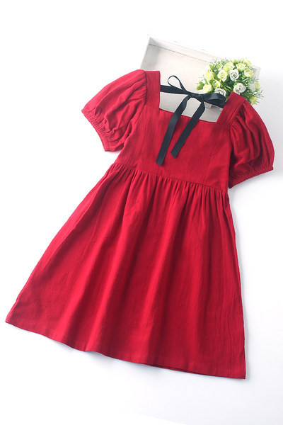 Dječja haljina s četvrtastim izrezom i trakom