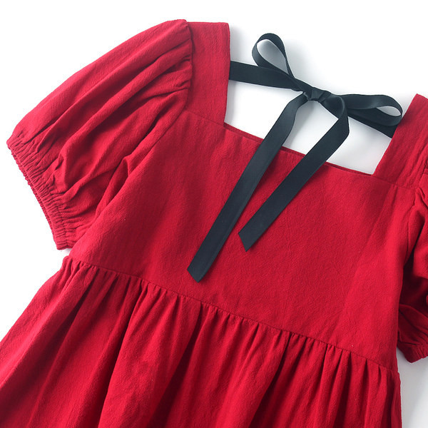 Dječja haljina s četvrtastim izrezom i trakom