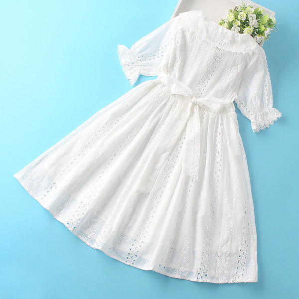 Nyári pamut ruha gallérral és fürtökkel