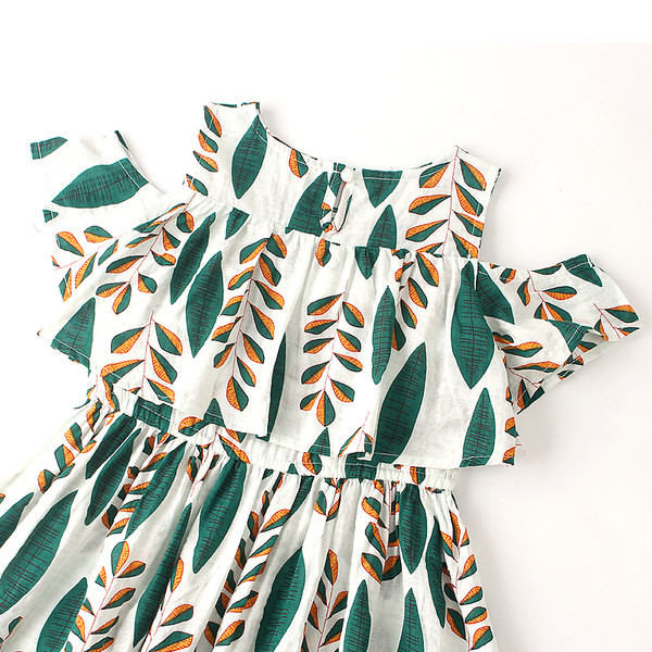 Gyermek ruha csupasz váll és fürtök