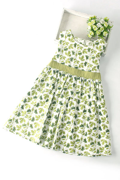 Moodne ovaalse kaelusega lastekleit tüdrukutele