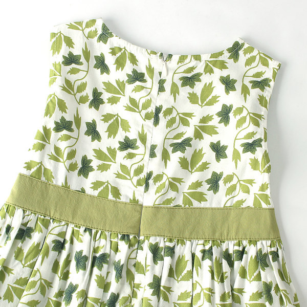 Moodne ovaalse kaelusega lastekleit tüdrukutele