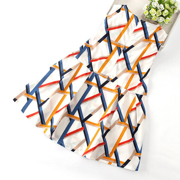 Παιδικό φόρεμα με στρογγυλή λαιμόκοψη και έγχρωμη στάμπα