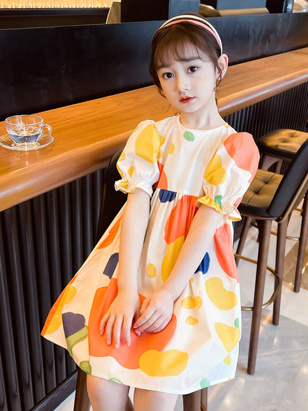 Lühikeste varrukate ja ümara kaelusega lastekleit