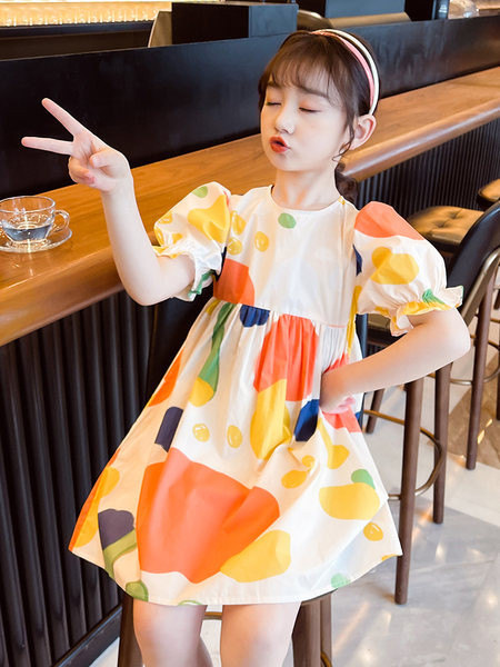 Lühikeste varrukate ja ümara kaelusega lastekleit