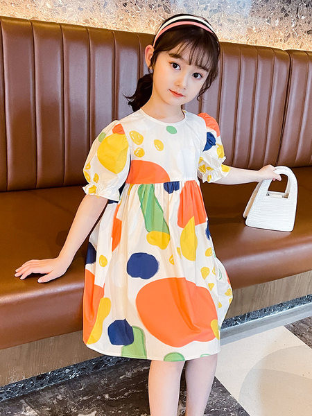 Lühikeste varrukate ja ümara kaelusega lastekleit