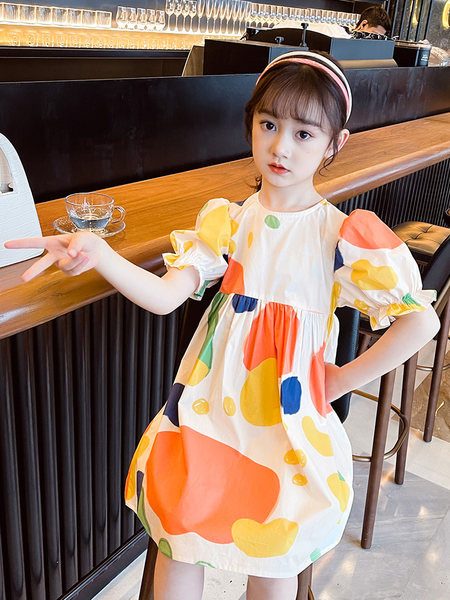 Lühikeste varrukate ja ümara kaelusega lastekleit