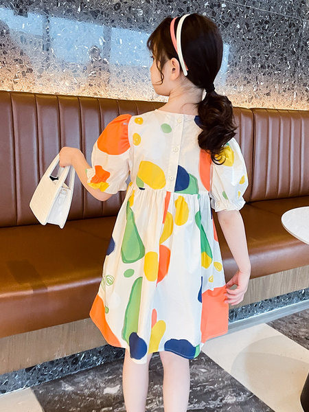 Lühikeste varrukate ja ümara kaelusega lastekleit