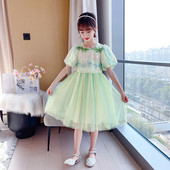 Gyermek szabású ruha flitterekkel és tüllel