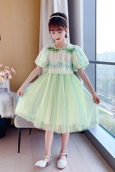 Gyermek szabású ruha flitterekkel és tüllel