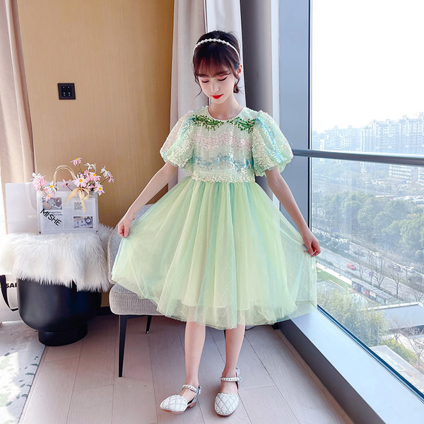 Gyermek szabású ruha flitterekkel és tüllel