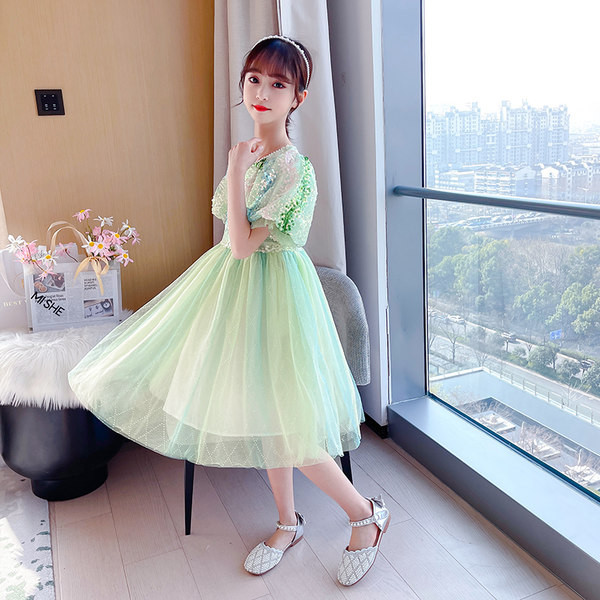 Gyermek szabású ruha flitterekkel és tüllel