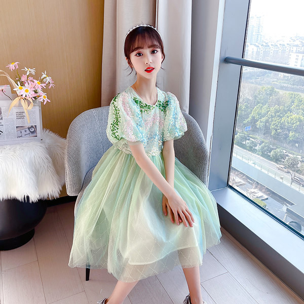 Gyermek szabású ruha flitterekkel és tüllel