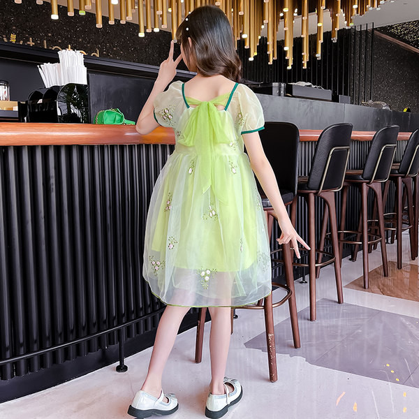 Lühikeste varrukate ja tikandiga lastekleit